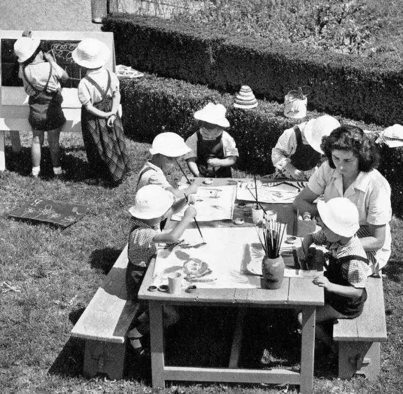 Ni&ntilde;os pintando en el jard&iacute;n de la guarder&iacute;a Olivetti en Ivrea